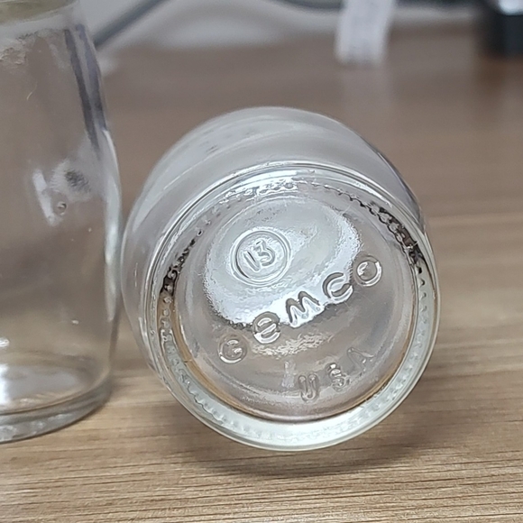 Gemco Vintage Salt & Pepper Shakers Flower Pattern Classic Unique Glass Easyfill - Picture 4 of 5